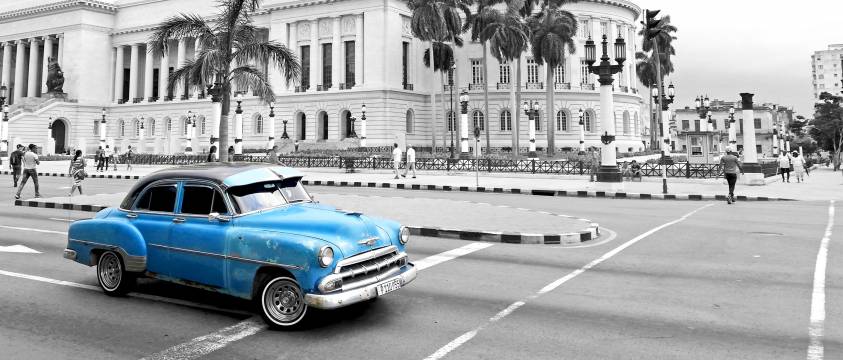 Um carro clássico pelas ruas do centro de Havana