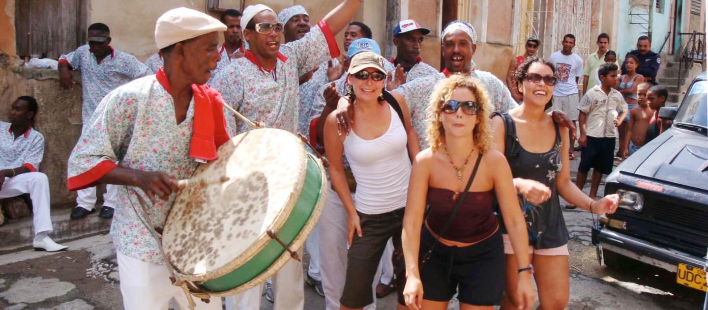 Uma banda de carnaval festeja com foliões em Santiago de Cuba