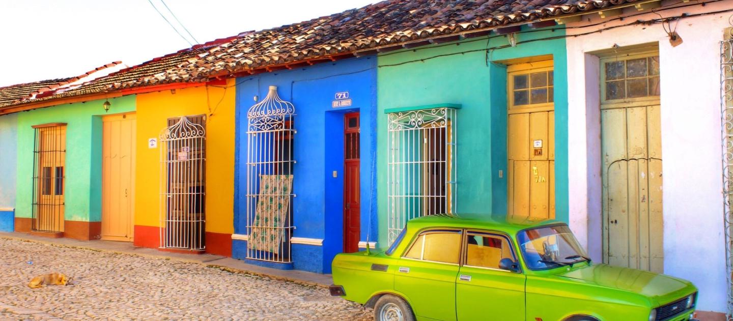 Uma rua colorida em Trinidad, Cuba