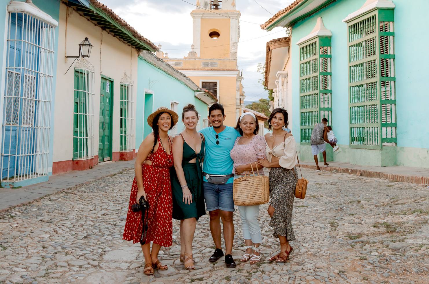 “Um guia turístico da Cuban Adventures com seu grupo turístico em Trinidad, Cuba” “Um guia turístico da Cuban Adventures com seu grupo turístico em Trinidad, Cuba”