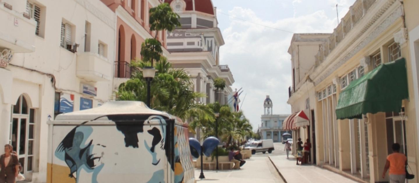 Calle San Fernando em Cienfuegos, Cuba