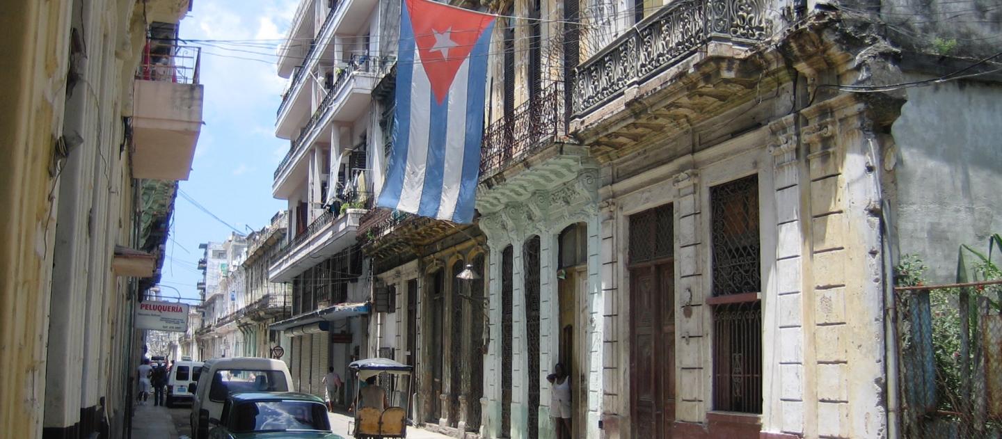 Uma cena de rua com a bandeira de Cuba em Centro Havana, Cuba