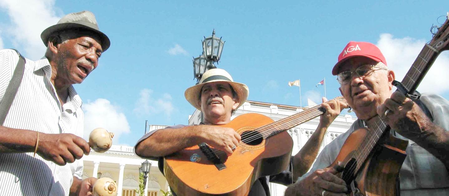 Um trio de músicos tocando em Santiago de Cuba