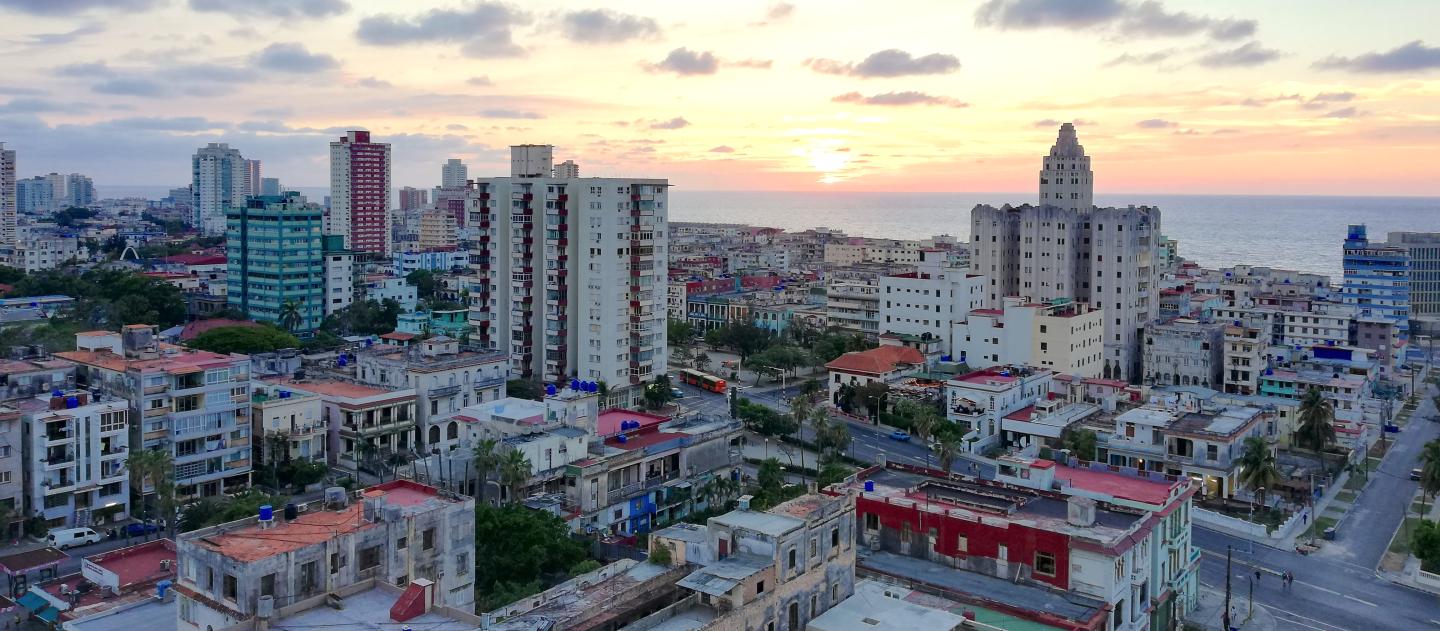 Uma vista de Vedado e do oceano em Havana, Cuba