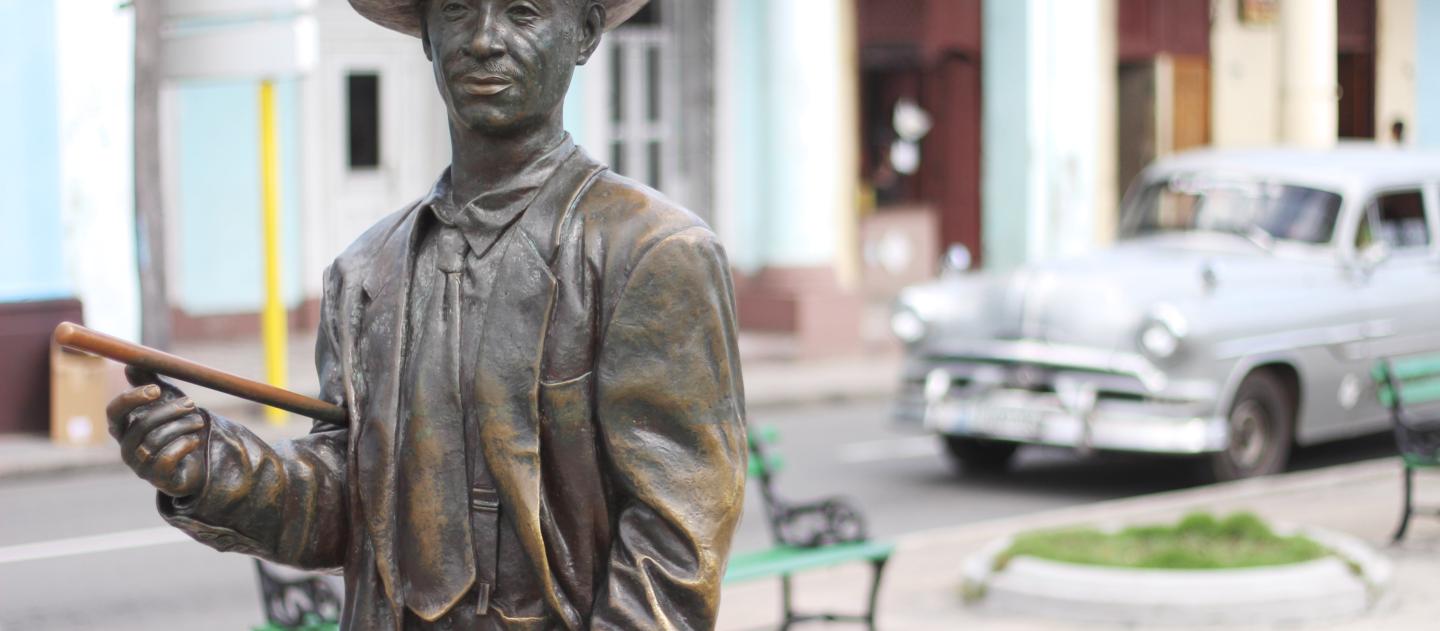 A estátua de Benny Moré em Cienfuegos, Cuba