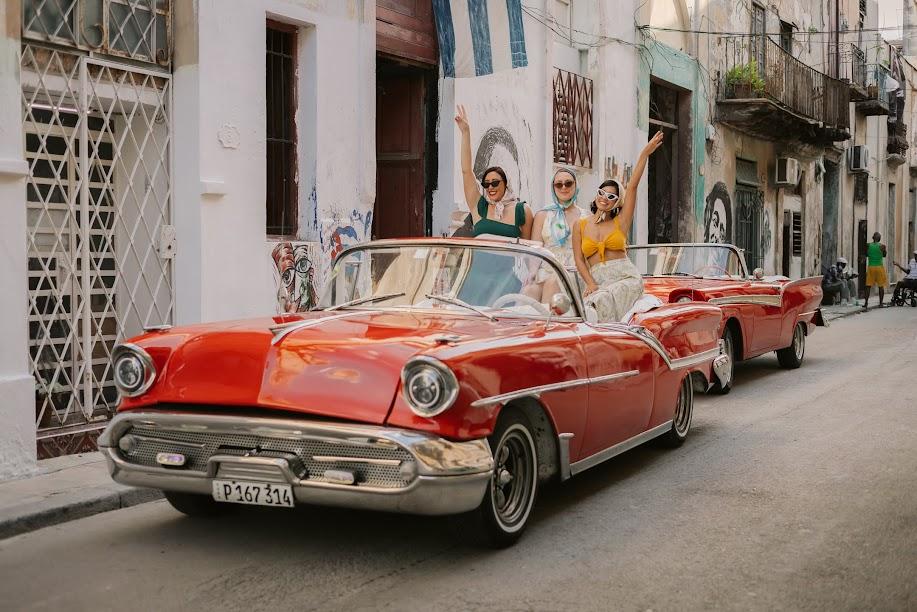Os clássicos carros americanos dos anos 1950 também fazem parte das opções de transporte