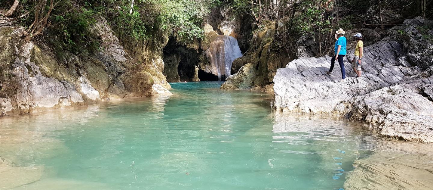 Uma cachoeira com piscina natural em Topes de Collantes em Trinidad, Cuba