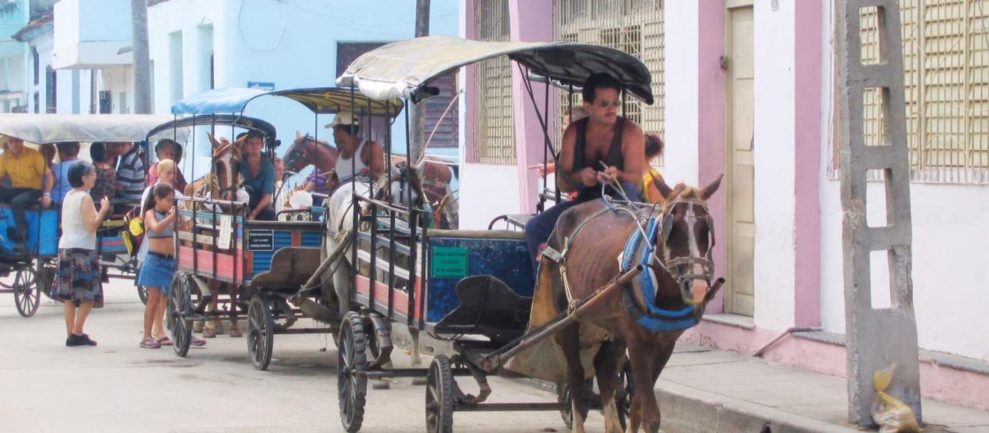 Carruagens puxadas por cavalos em Santa Clara, Cuba