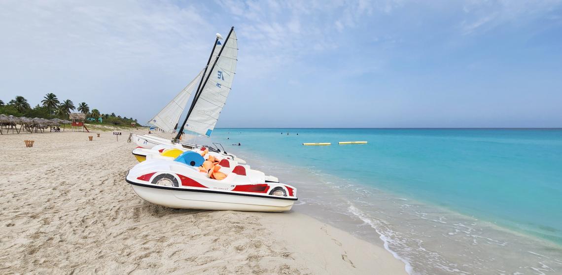 A praia de Varadero com veleiros