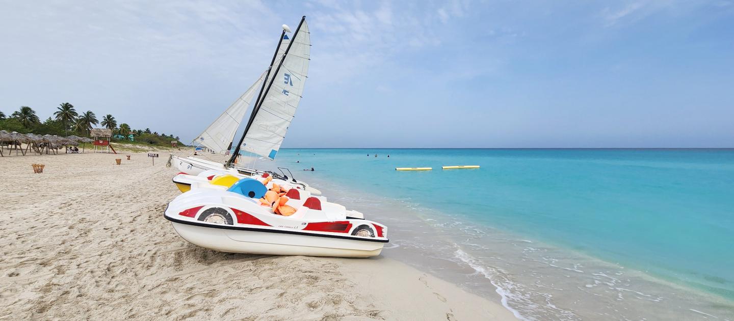 A praia de Varadero com veleiros