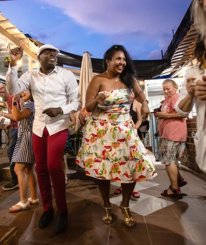 Pessoas dançando a famosa salsa cubana