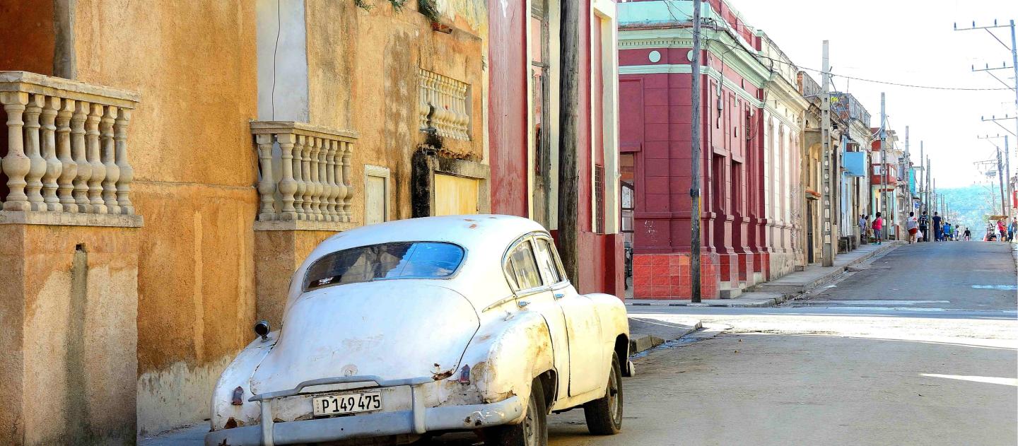 Um carro velho estacionado em uma rua de Santiago de Cub