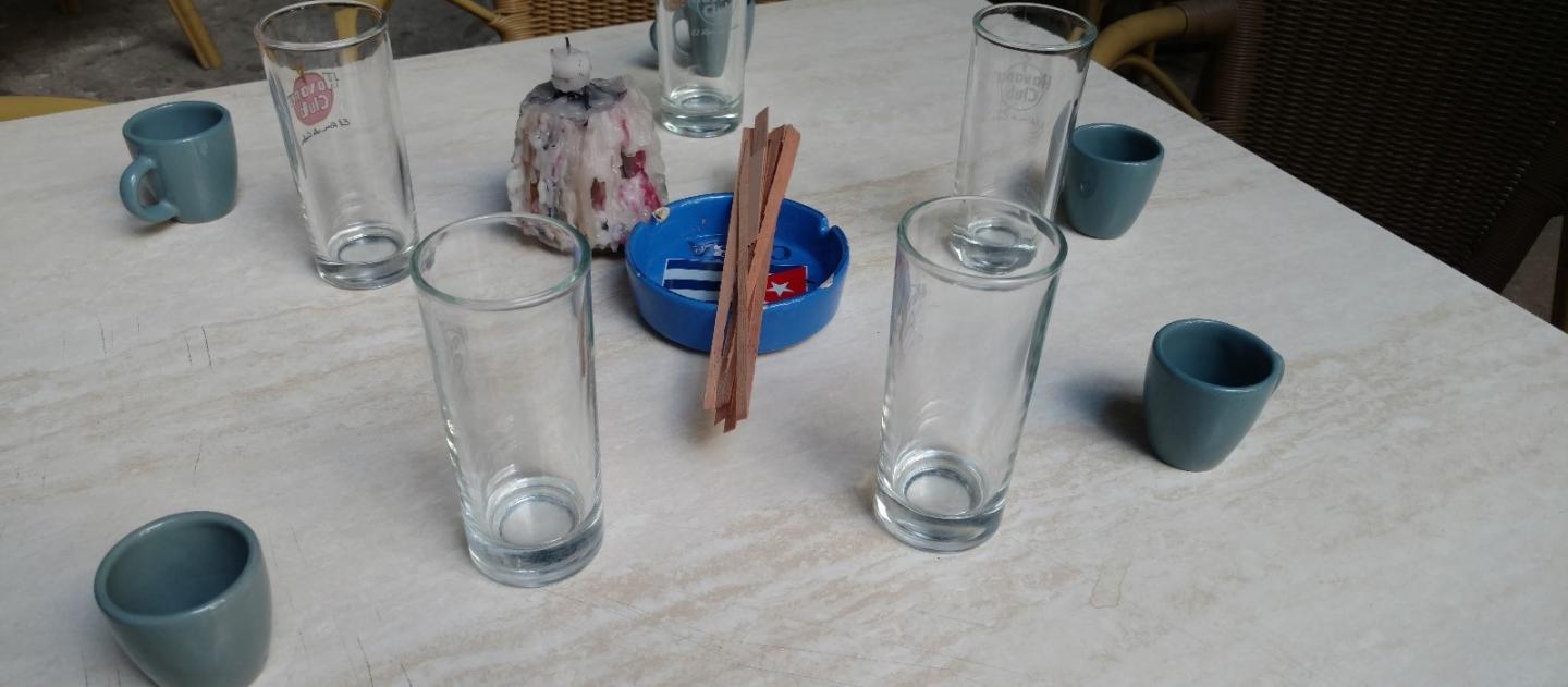 coffee cups, rum glasses, and cedar sticks ready for a maridaje ceremony