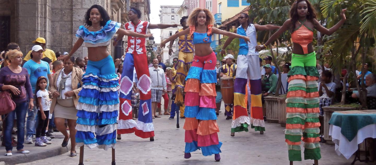 Artistas de rua em pernas de pau na Havana Velha, Cuba