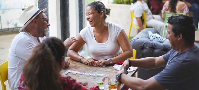 TEAM PLAYING DOMINO