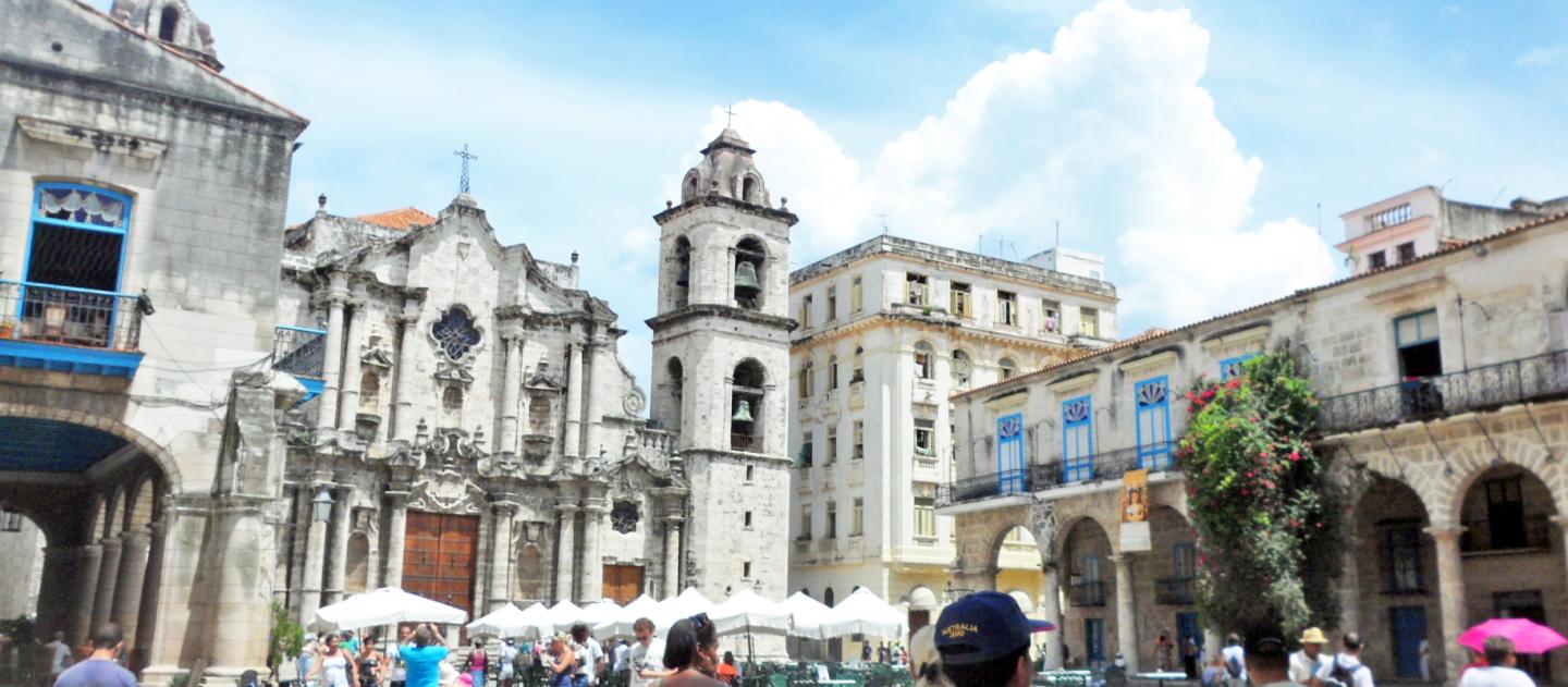 A praça da catedral na Havana Velha, Cuba