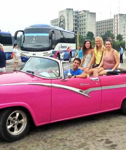 “O clássico carro cor de rosa desfila por Havana