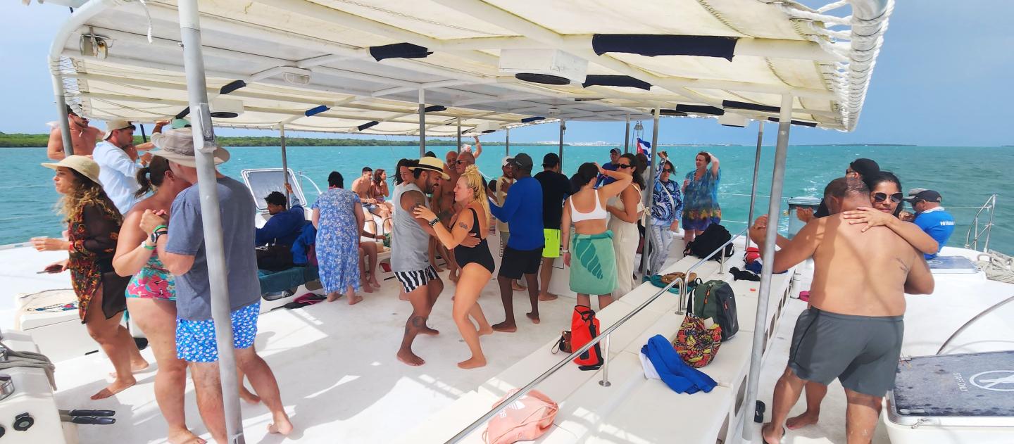 Turistas a bordo de um dos passeios de catamarã saindo de Varadero< Cuba