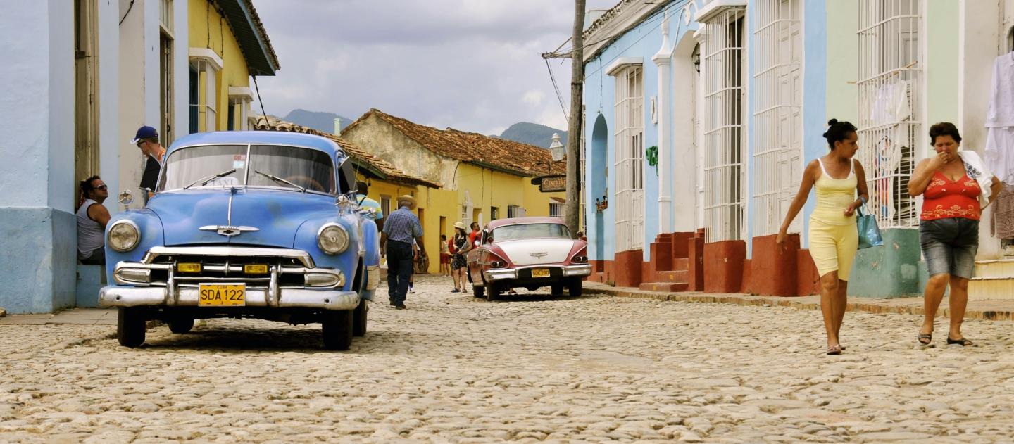 Uma rua com paralelepípedos em Trinidad, Cuba
