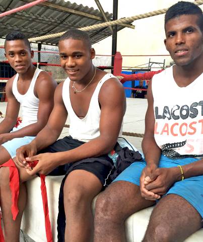 Três jovens boxeadores cubanos na academia de boxe Rafael Trejo, em Havana